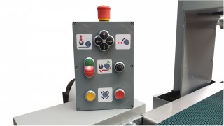 Machine pour peigner, aspirer et enrouler les tapis F-3000