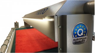 Machine pour peigner, aspirer et enrouler les tapis F-3000