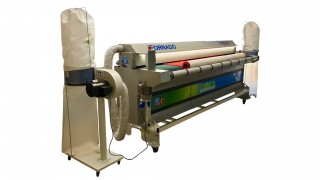 Machine pour peigner, aspirer et enrouler les tapis F-3000